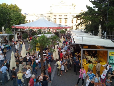 The place to be! Tegenover de Opera en v&oacute;&oacute;r het Raadhuis