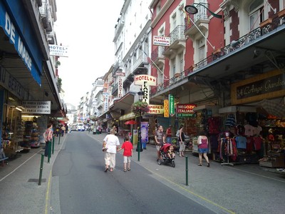 De benedenstraat met allemaal hotels en souvenierwinkels