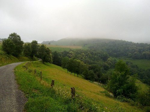 Mooi weggetje langs de noordlant van de Pyrenee&euml;n