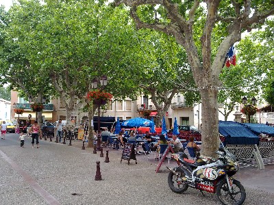 Pleintje in Capestang met 14 juli versiering