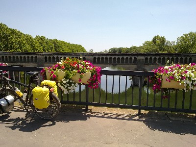Het kanaal gaat bij B&eacute;ziers met een brug over de Orb