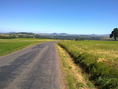 Rustige weg op het Centraal Massief