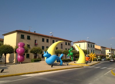 Straatversiering in Pontedera aan de Arno