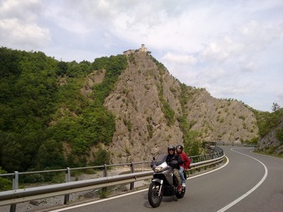 Hier en daar een bouwsel boven op een rotspunt