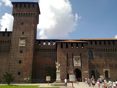 Het Castello Sforzesco met poort naar het park