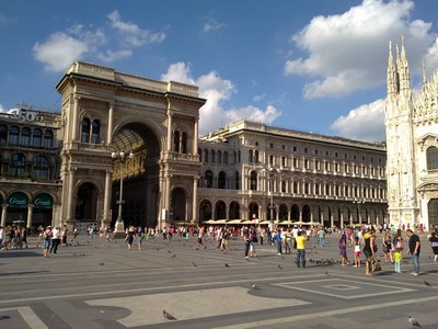 Het domplein met katedraal en geweldige winkelgalerij