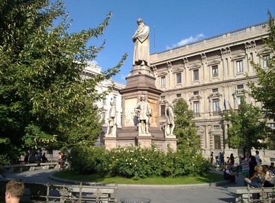 Leonardo da Vinci in de buurt van de Scala van Milaan
