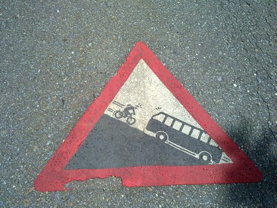 Fietsers pas op bussen, dit is niet overbodig want veel plaats is er niet