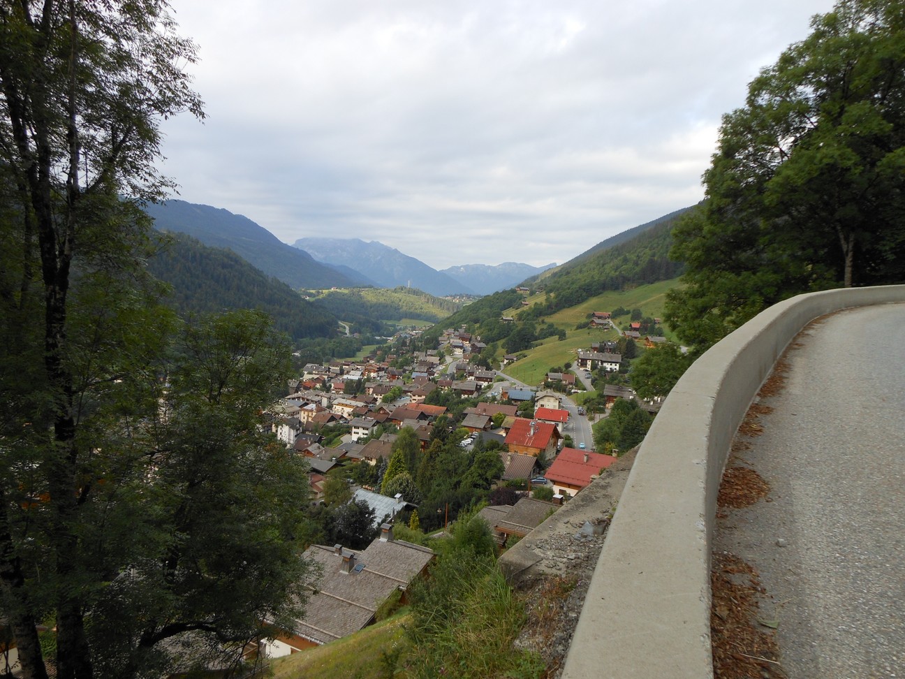 Blik op Le Grand Bornard, het laatste dorp in het dal