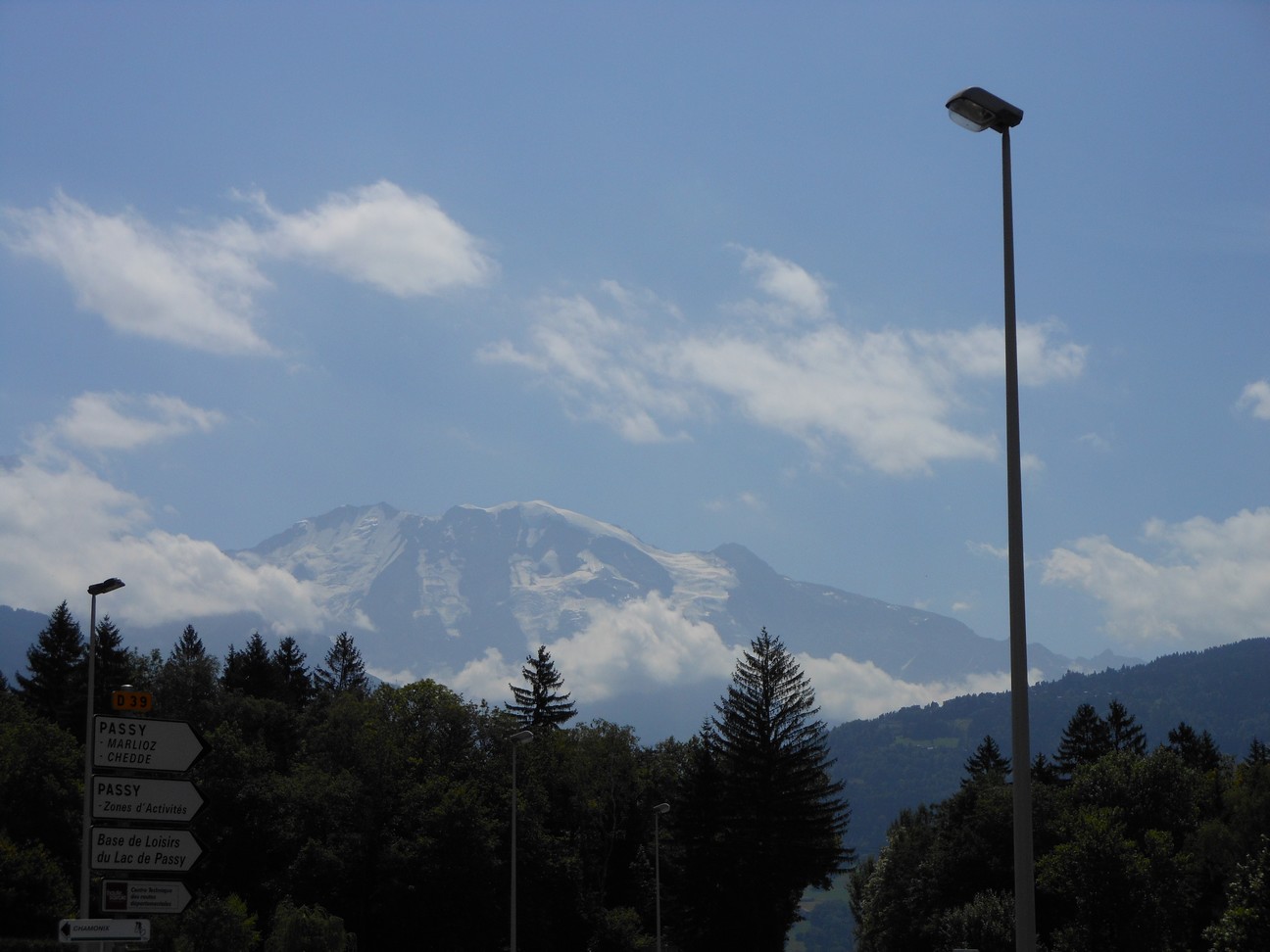 De Mont Blanc tussen de wolken