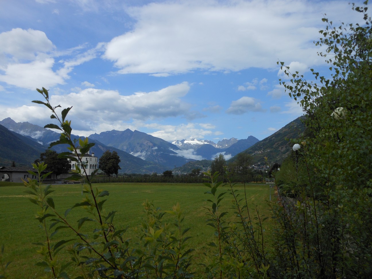 Bij het uitrijden van Aosta lijkt het weer mooi weer te worden