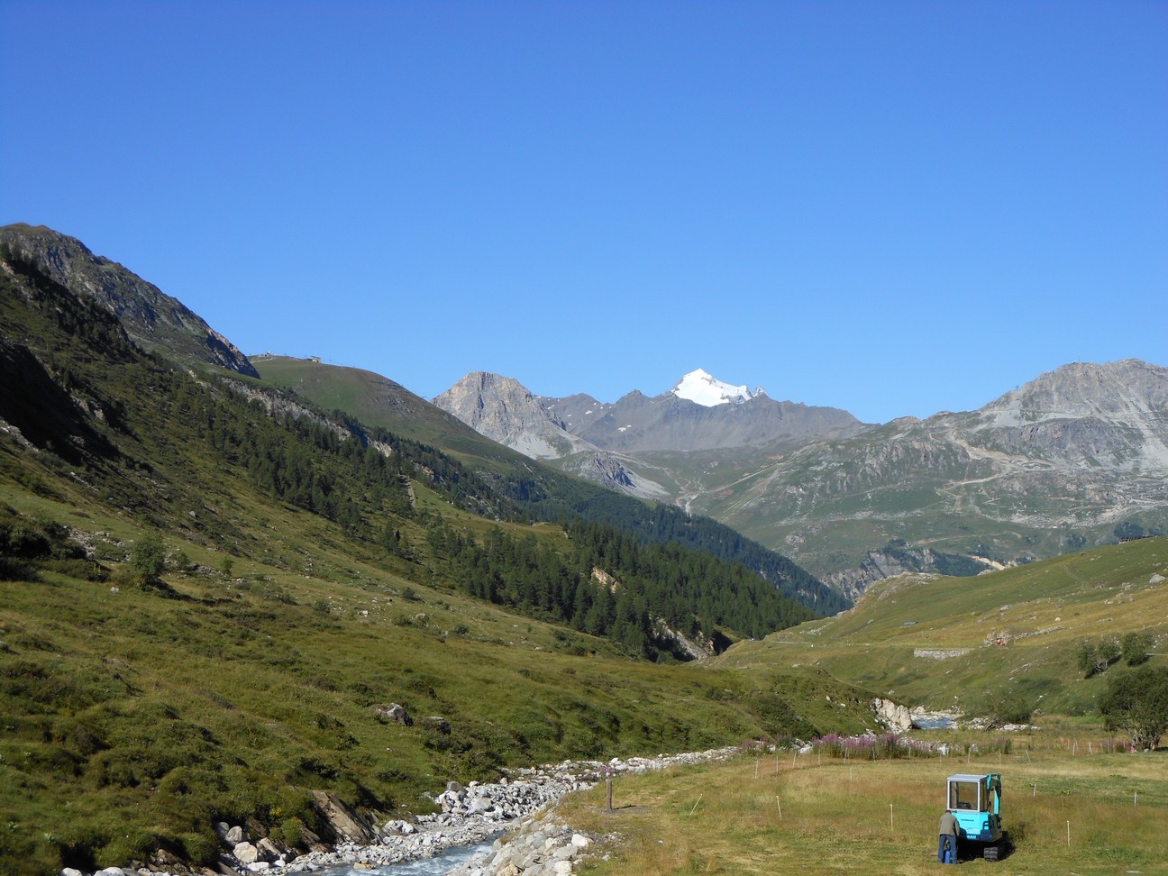 In de eerste haarspeldbocht kijk je op La Grande Motte