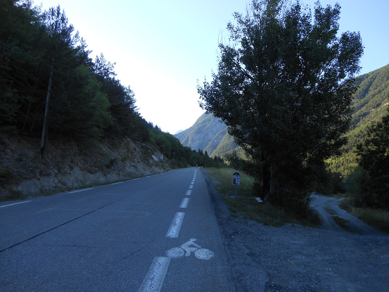 Fietsstrook langs de weg naar de Col D&rsquo;Izoard