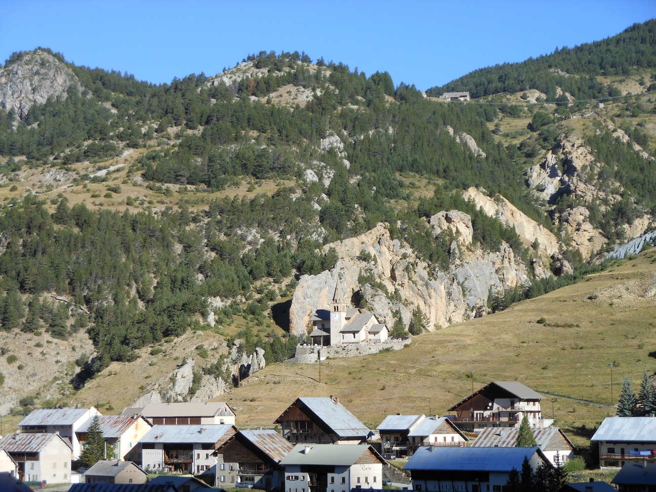 Cervi&egrave;res met de &Eacute;glise Saint-Michel