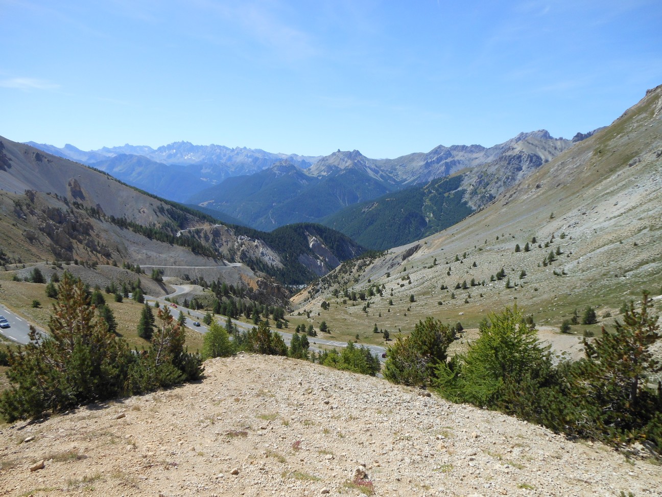 De afdaling, maar zo te zien gaat de weg al snel weer een stukje omhoog