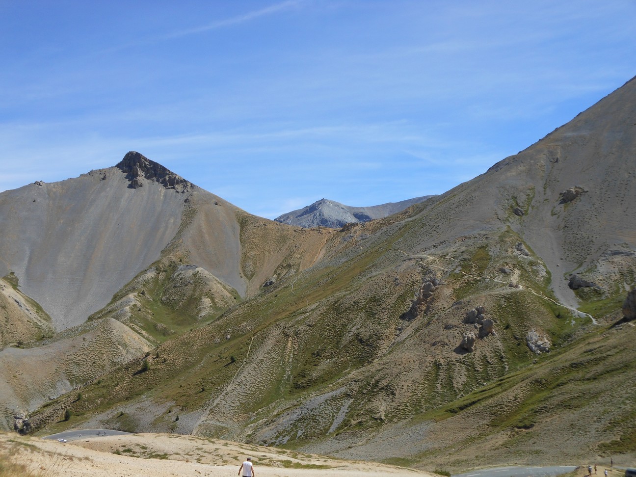 Kale bergen met wandelpaden
