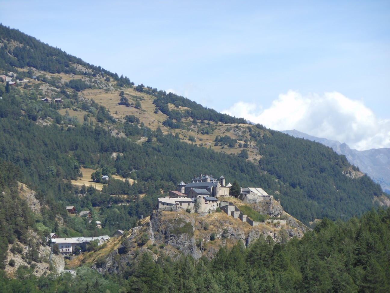 Ch&acirc;teau-Ville-Vieille met kasteel