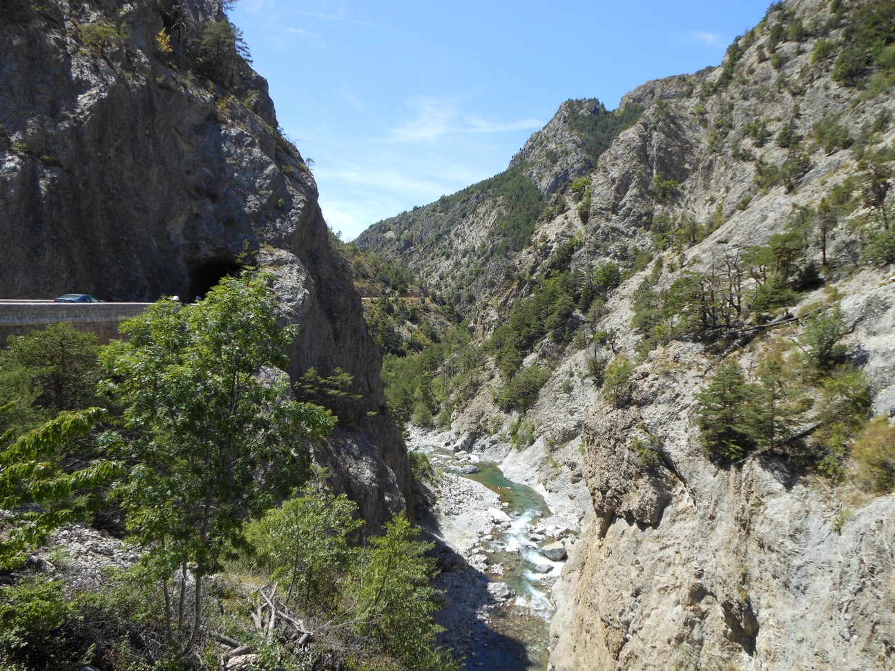 De weg gaat weer hoog langs de rivier