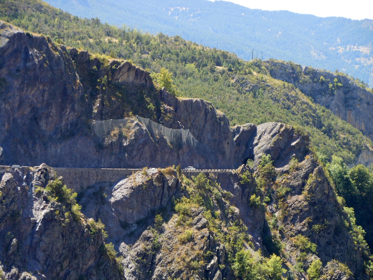 Vangnetten om de steenslag te beperken, maar overal liggen stenen op de weg