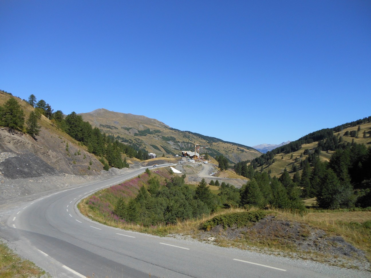 De bebouwing rukt hier steeds verder op richting pashoogte