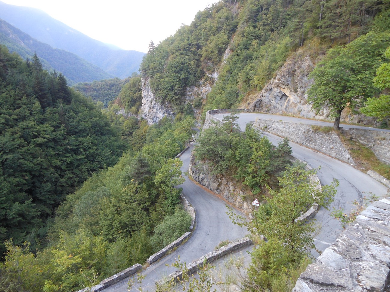 Met haarspeldbochten langs het ravijn