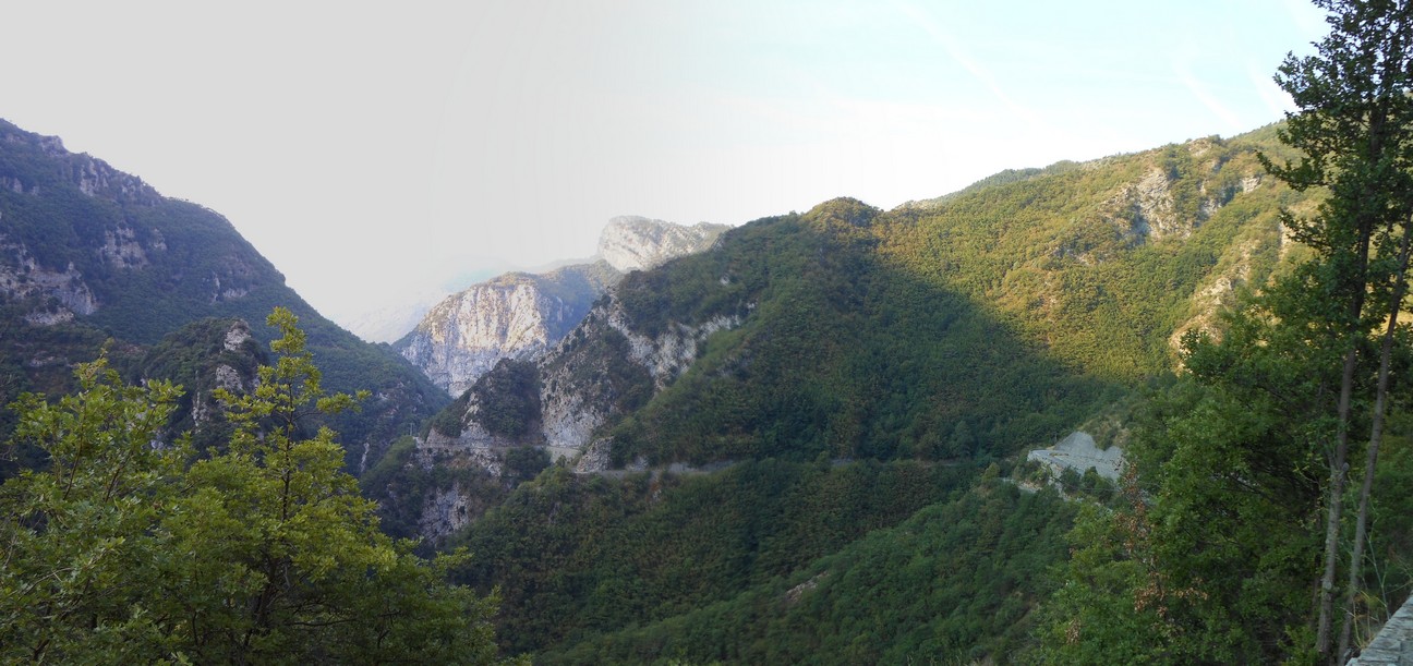 De weg langs het ravijn