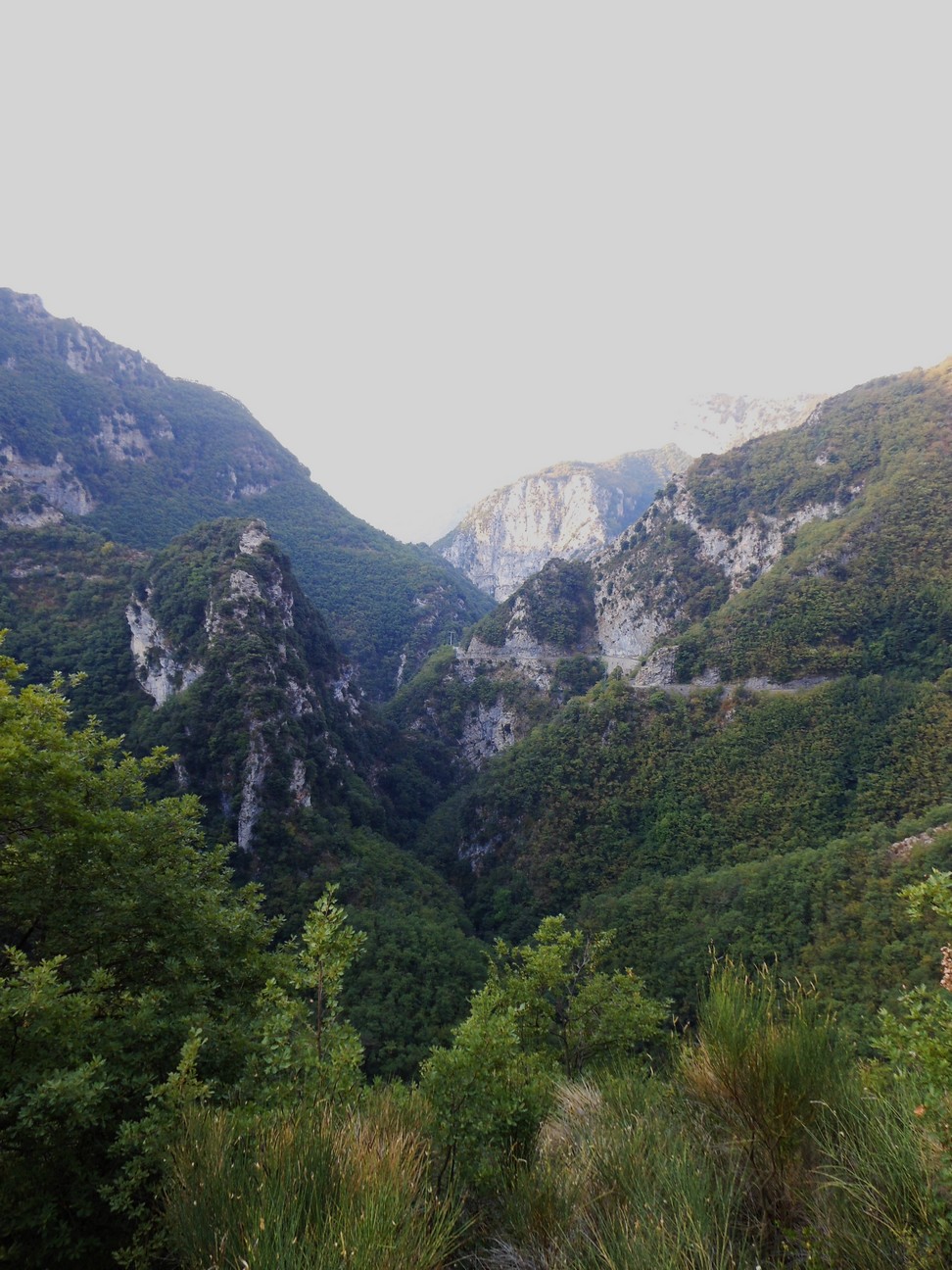 De weg langs het ravijn
