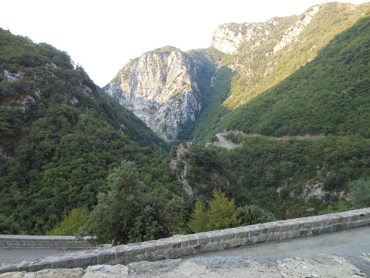 Omhoog en omlaag langs het ravijn