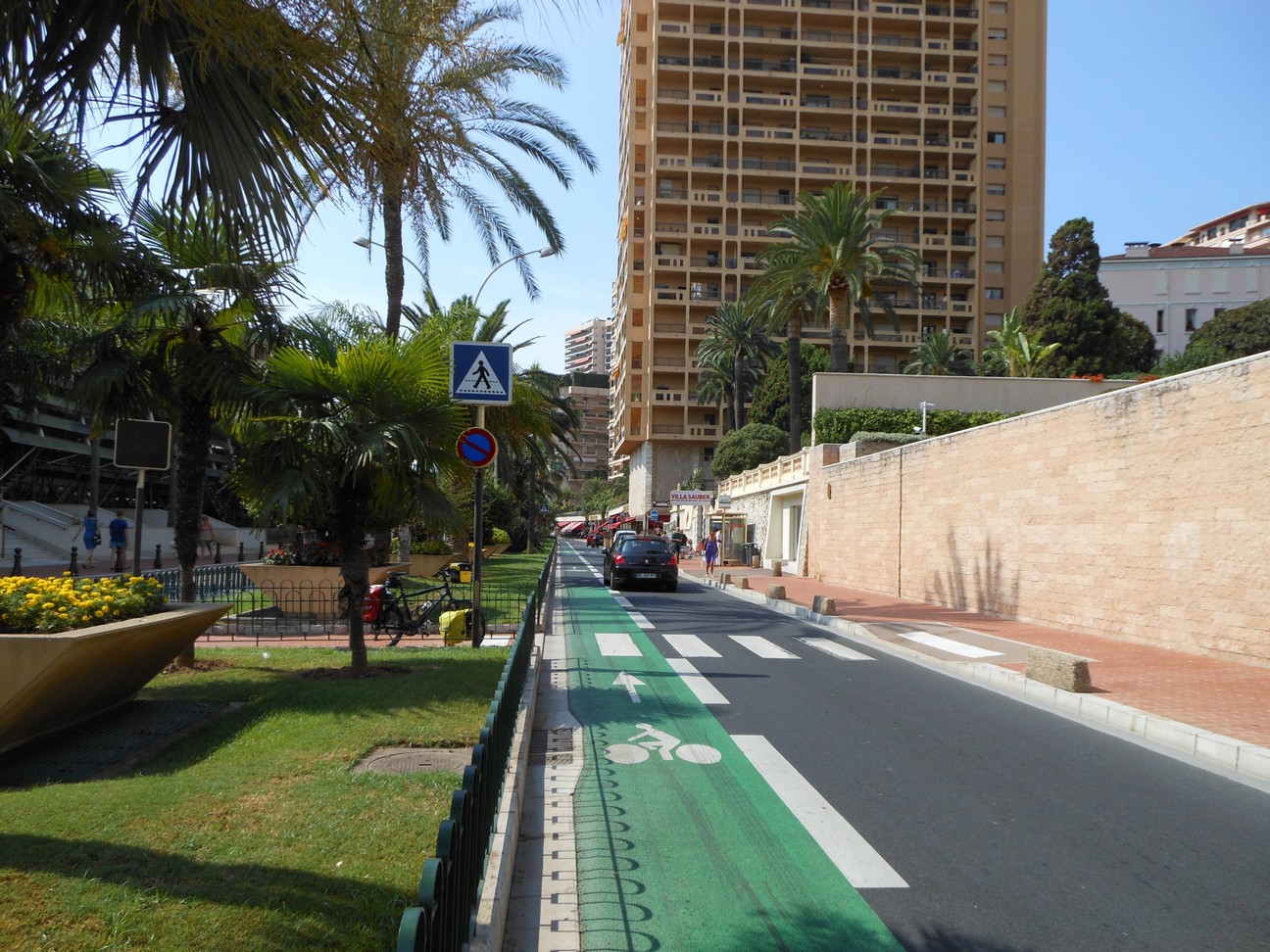 Het fietspad aan de linkerkant, dan heb je geen last van in- en uitvoegende auto&rsquo;s