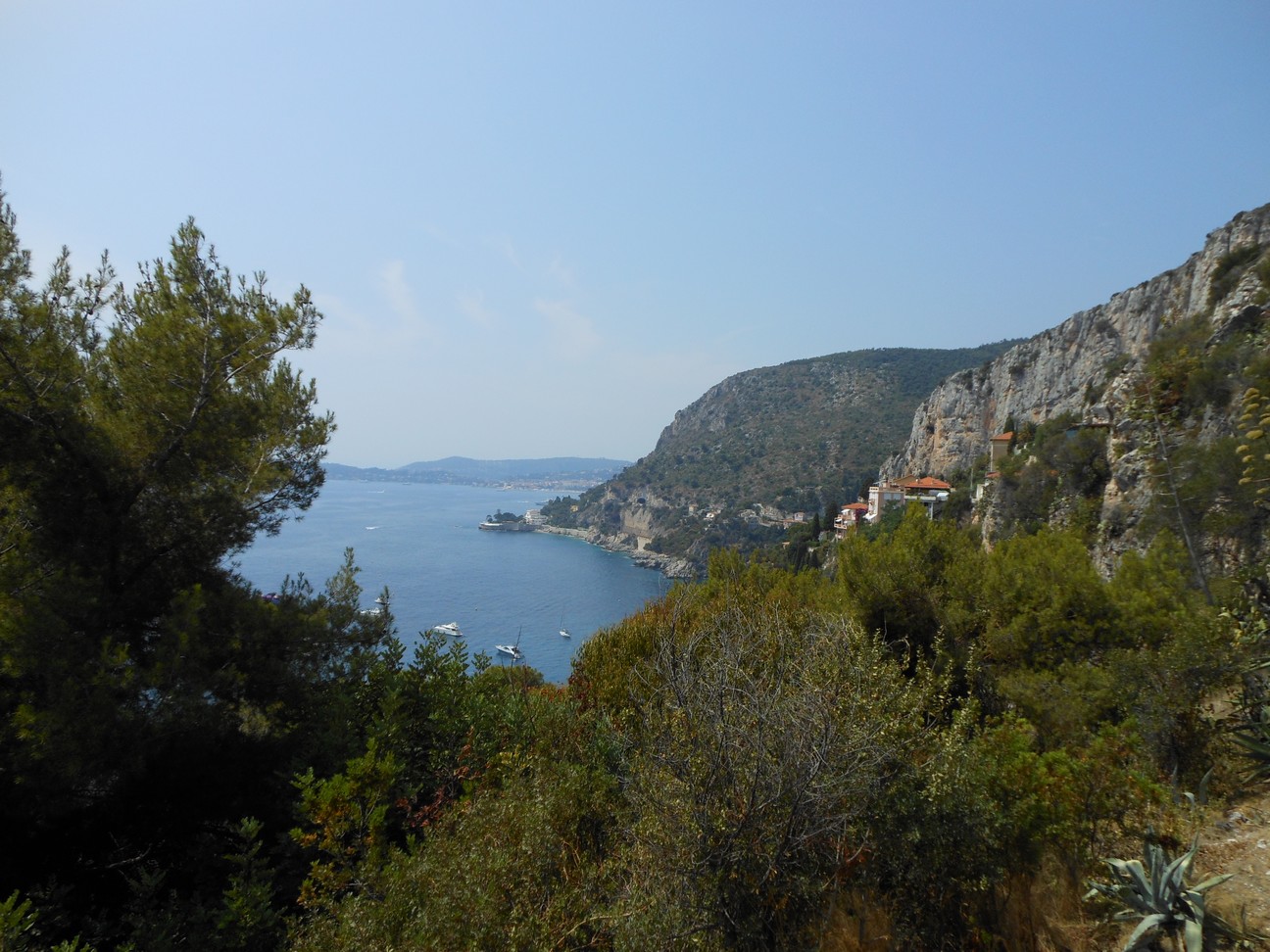 De weg naar Nice, ook La Basse Corniche gaat op en af
