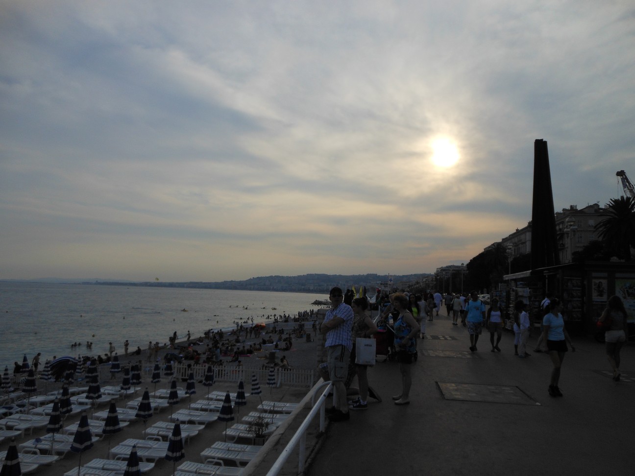 Ook &rsquo;s-avonds blijft het druk op strand en de boulevard