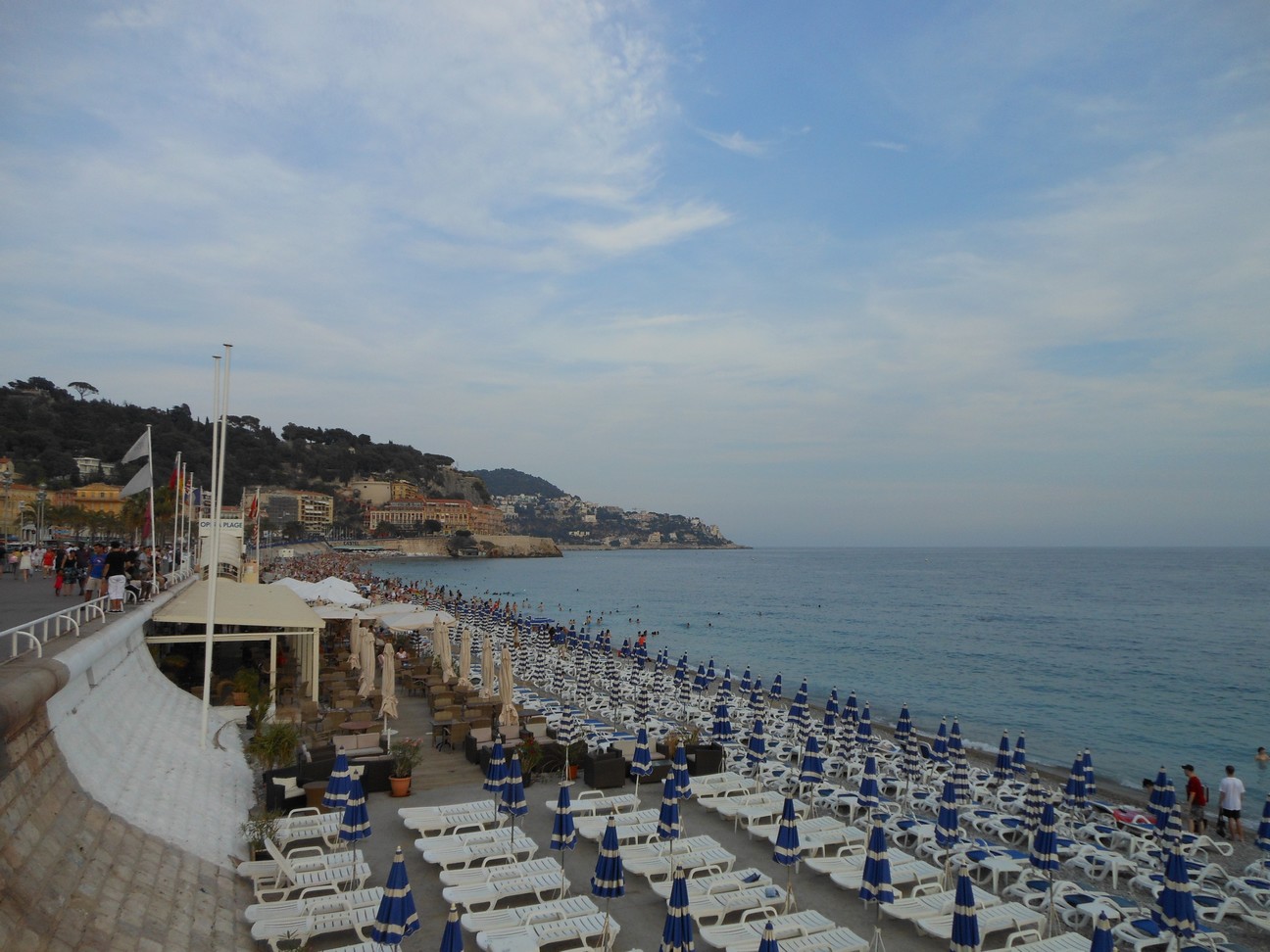 Alleen de strandstoelen zijn verlaten