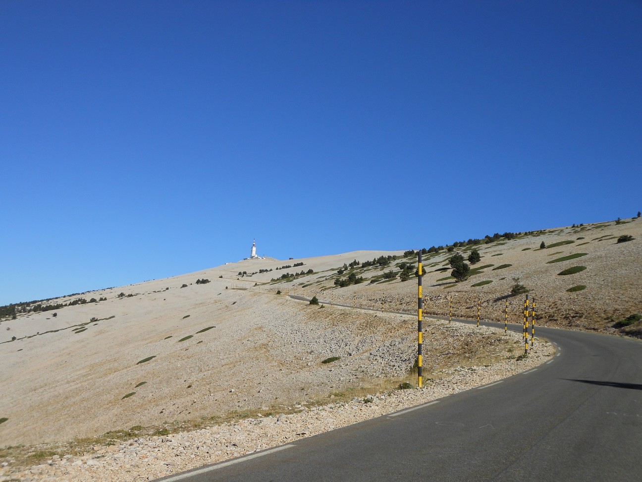 Slingerend de helling volgend naar de top
