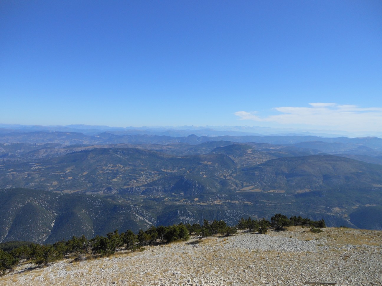 Daar moet ergens de Luberon liggen met midden in de verte de Mont Blanc