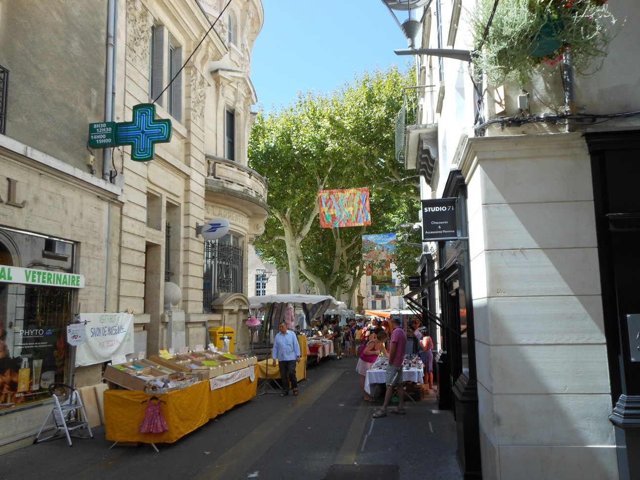 Markt in de straatjes van Carpentras