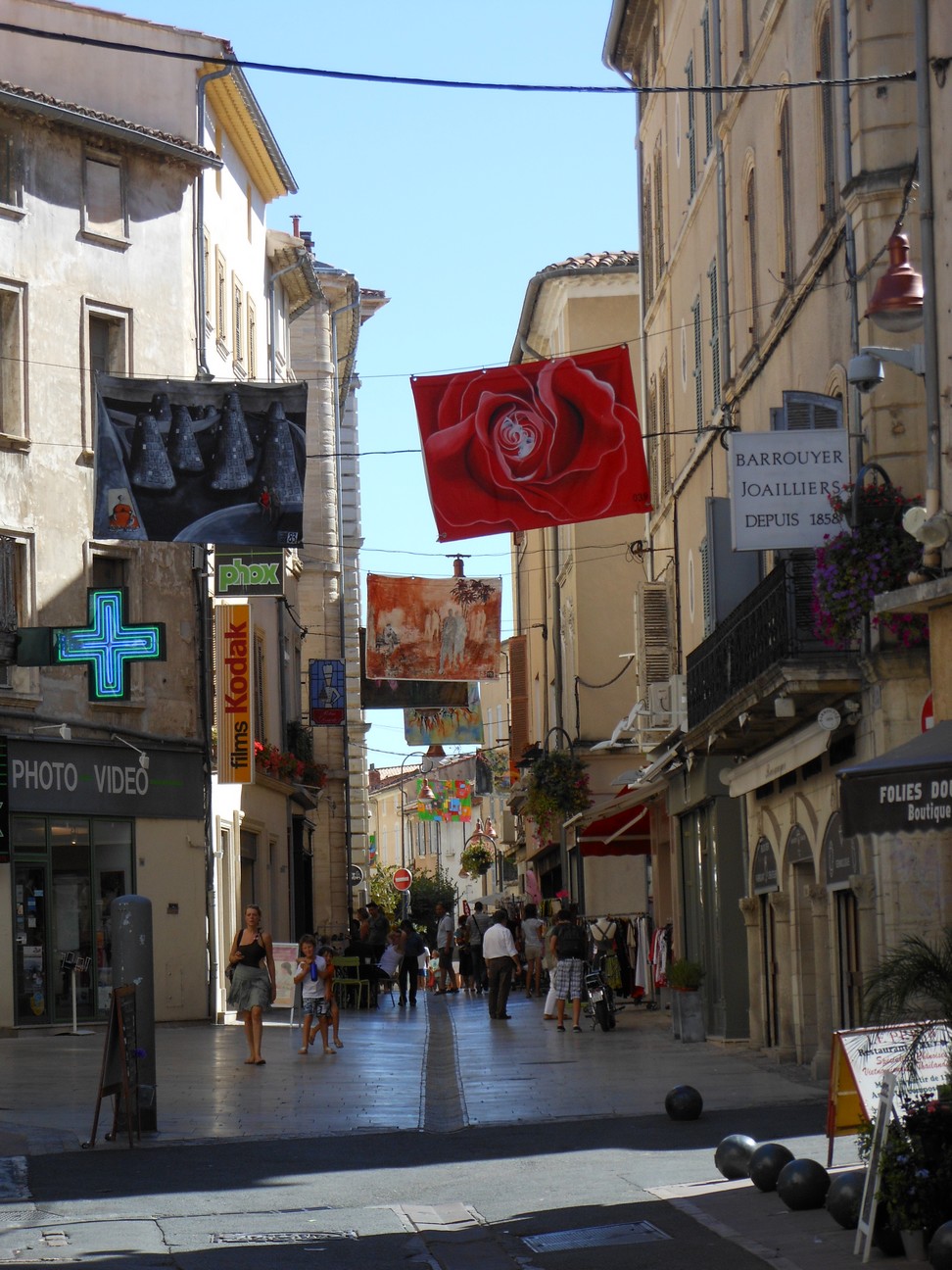 Overal hangen fleurige doeken