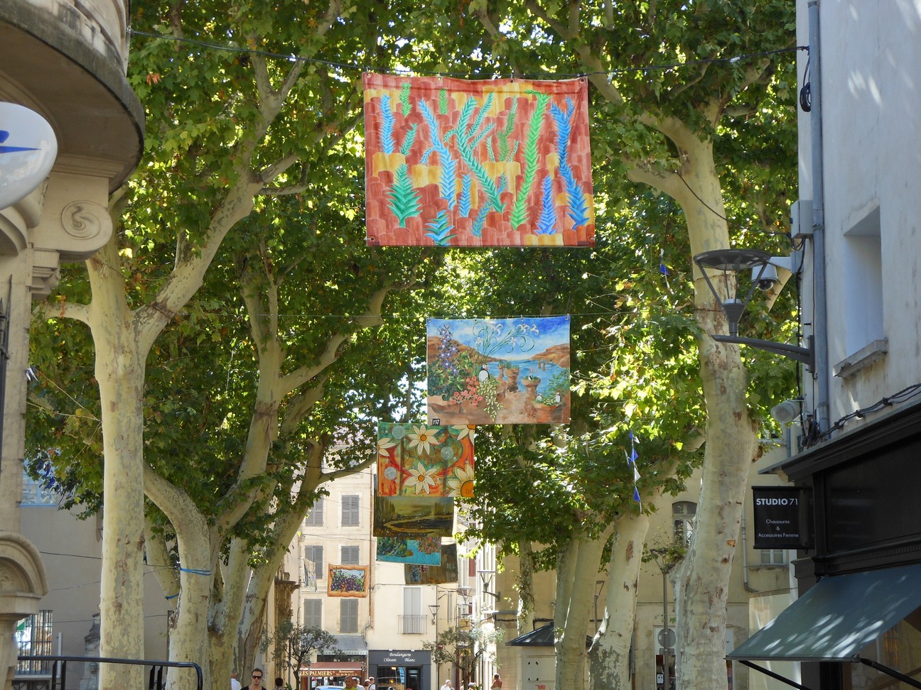 Straatje versierd met doeken